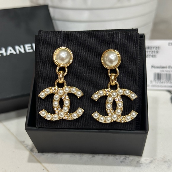 CHANEL 24A DANGLE CC GOLD CRYSTAL & PEARL EARRINGS - Picture 3 of 8